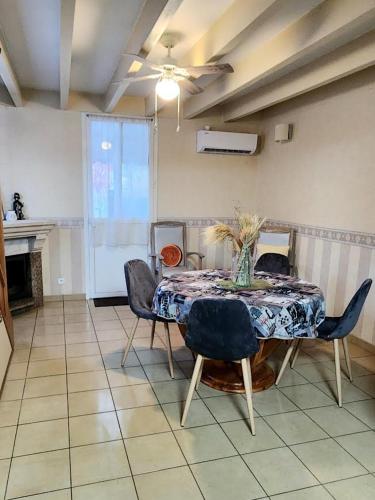 une salle à manger avec une table et quelques chaises dans l'établissement MAISON PROCHE PLAGE SUR BASSIN D ARCACHON, à Andernos-les-Bains