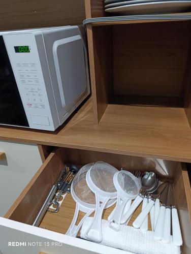 a drawer in a kitchen with a microwave at 10 minutos de UNITEC Apartamento Peatonal 2 Habitaciones in Tegucigalpa