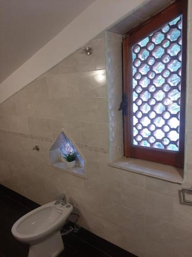 a bathroom with a toilet and a window at villamuna in Ferentillo
