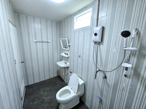 une petite salle de bain avec toilettes et douche dans l'établissement KK Poshtel, à Don Muang Airport