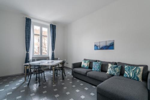 una sala de estar con un sofá y una mesa en Appartamento Plinio, en Milán