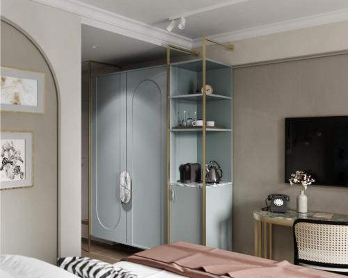 - une chambre avec une armoire bleue et une table dans l'établissement Hotel Indigo Krakow - Wawel Castle by IHG, à Cracovie