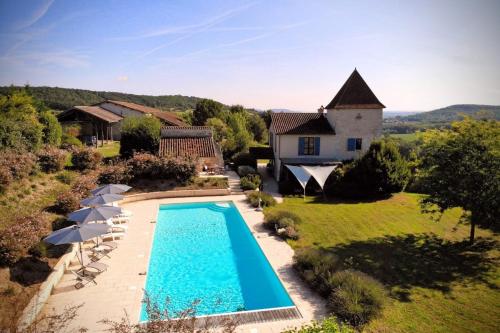 une vue extérieure d'une villa avec piscine dans l'établissement Gamel, à Villeneuve-sur-Lot