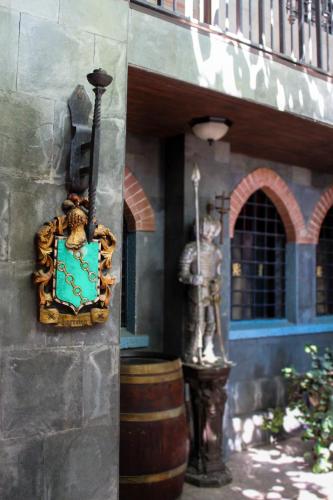 a statue of a man on the side of a building at Castillo Medieval in Viña del Mar