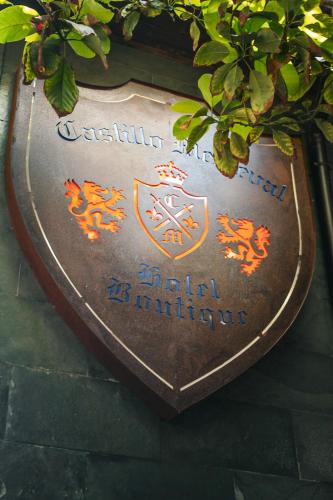 a heart shaped sign on the side of a building at Castillo Medieval in Viña del Mar