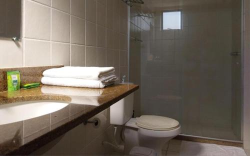 een badkamer met een douche, een toilet en een wastafel bij Hotel Via Park- NF e Wi-Fi in Campos dos Goytacazes