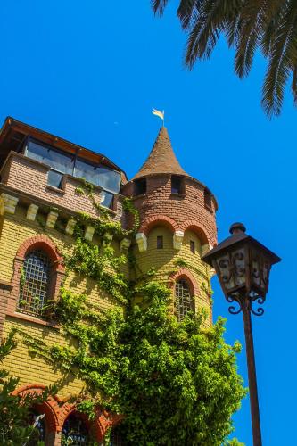 a tall building with a street light in front of it at Castillo Medieval in Viña del Mar