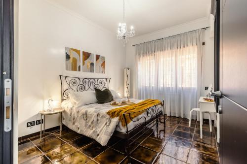 una camera da letto con un letto e un lampadario di Vicino alla stazione di Ciampino, Roma a Ciampino
