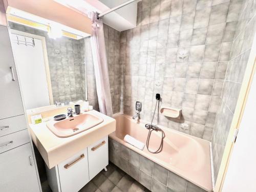 une salle de bain avec un lavabo, des toilettes et une baignoire dans l'établissement A G Cocon Massenet - Grimaldi - Promenade des Angl, à Nice