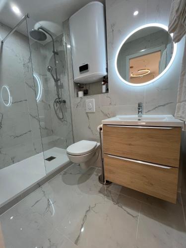 une salle de bain avec un lavabo, des toilettes et une douche dans l'établissement Noon by Home&Art, à Montpellier