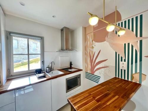 - une cuisine avec une table en bois et un évier dans l'établissement Noon by Home&Art, à Montpellier