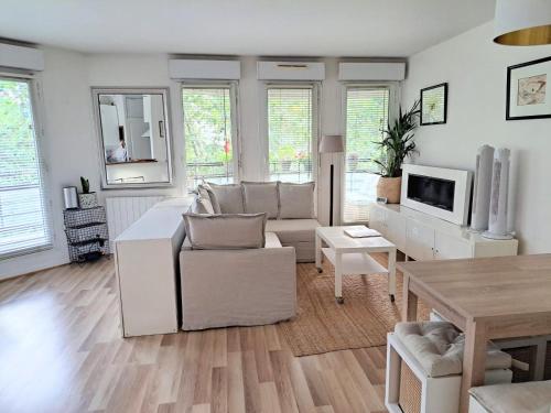 un salon avec un canapé et une table dans l'établissement Apt terrace Paris Sud 300m des transport, à Issy-les-Moulineaux