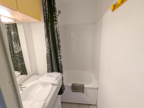 Un baño de Sol-y-Days Mathilde, Agréable appartement en rez-de-jardin avec parking et un accès direct à la plage