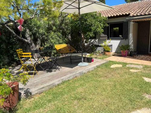 Villa avec jardin, bord de mer et colline