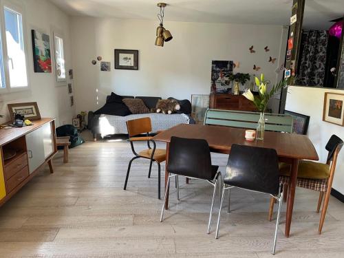 Photo de la galerie de l'établissement Villa avec jardin, bord de mer et colline, à Saint-Cyr-sur-Mer