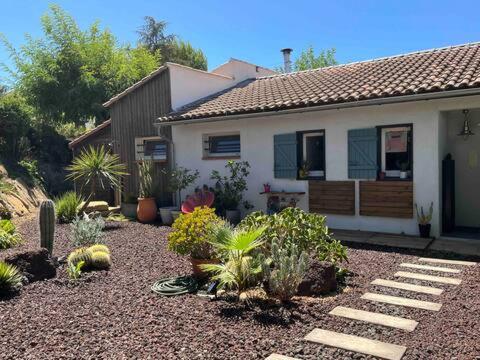 Photo de la galerie de l'établissement Villa avec jardin, bord de mer et colline, à Saint-Cyr-sur-Mer