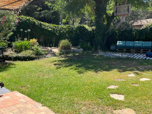 Photo de la galerie de l'établissement Villa avec jardin, bord de mer et colline, à Saint-Cyr-sur-Mer