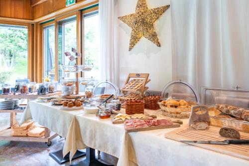 a table filled with food and a star on the wall at Hotel Il Castagno in Mugena