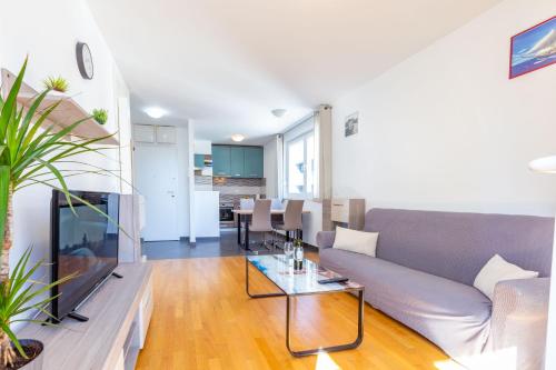 Bruno one bedroom apartment with parking