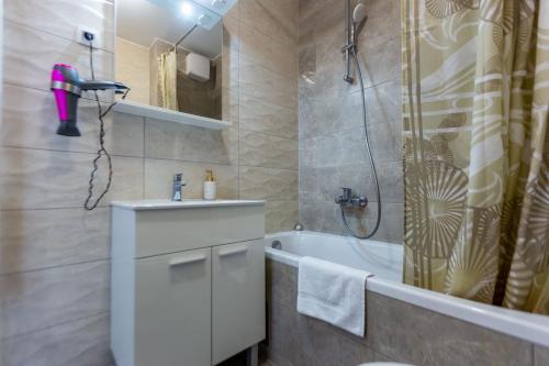 Bruno one bedroom apartment with parking