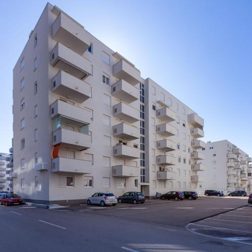 Bruno one bedroom apartment with parking