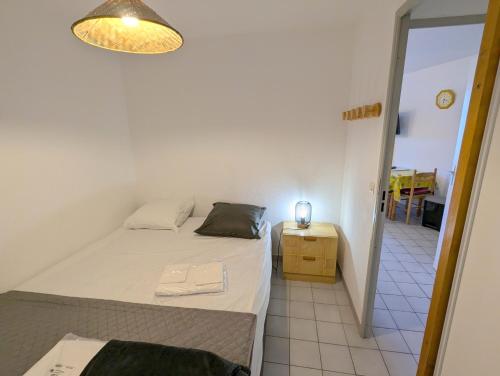 Una cama o camas en una habitación de Sol-y-Days Mathilde, Agréable appartement en rez-de-jardin avec parking et un accès direct à la plage