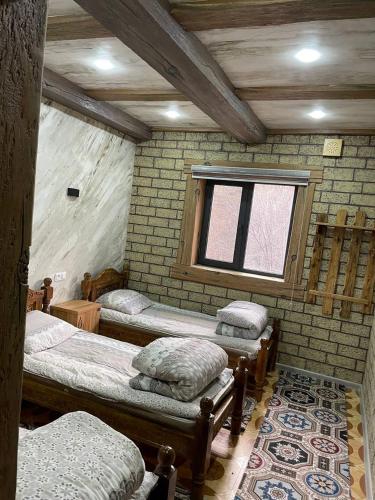 Ένα ή περισσότερα κρεβάτια σε δωμάτιο στο Ikhtiyor guest house