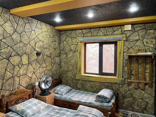Ένα ή περισσότερα κρεβάτια σε δωμάτιο στο Ikhtiyor guest house