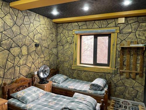 Ένα ή περισσότερα κρεβάτια σε δωμάτιο στο Ikhtiyor guest house