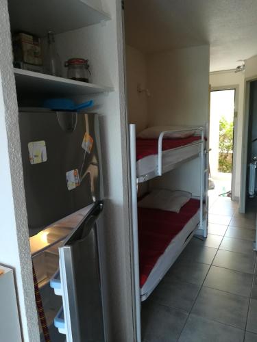 une petite pièce avec deux lits superposés dans l'établissement T2 cabine en rdj grande terrasse et garage 3 min de la plage, au Cap d'Agde