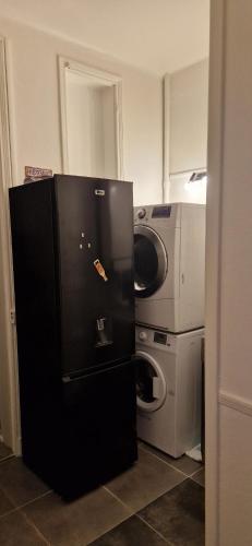 une cuisine avec un lave-linge et un lave-linge dans l'établissement Chez Nathan appartement 2 chambres, à Auxerre