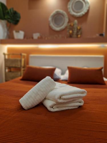 une pile de serviettes posée sur un lit dans l'établissement Roquebrune : Appartement 4 personnes proche de la plage (AV), à Roquebrune-Cap-Martin