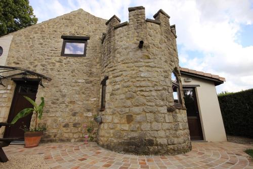 a stone house with a stone wall at Gite 1815 avec sauna privatif in Braine-lʼAlleud