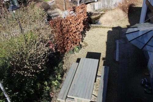 an overhead view of a wooden bench in a garden at Gite 1815 avec sauna privatif in Braine-lʼAlleud