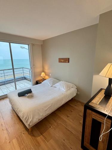 une chambre avec un lit avec vue sur l'océan dans l'établissement Maison - Les Embruns - Vue mer, à Cancale