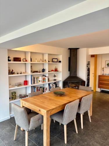 une salle à manger avec une table et des chaises en bois dans l'établissement Maison - Les Embruns - Vue mer, à Cancale