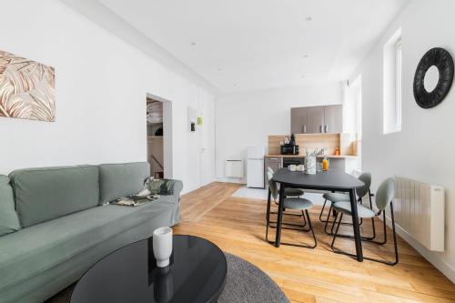 un salon avec un canapé et une table dans l'établissement Appartement 60m2 refait a neuf - Paris 12 - 4p, à Paris