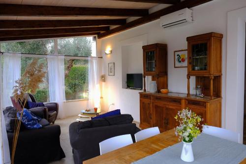 Una televisión o centro de entretenimiento en Terra Sessana Ville e Trullo con piscina privata