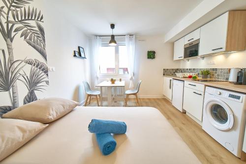 un salon avec un lit et une cuisine dans l'établissement Studio - L'ännexe, à Lyon