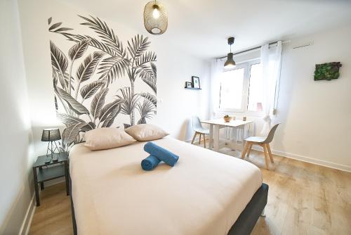 - une chambre avec un lit et une plante sur le mur dans l'établissement Studio - L'ännexe, à Lyon
