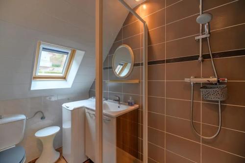 une salle de bain avec une douche, un lavabo et des toilettes dans l'établissement Maison coquette à Fréland avec jardin, à Fréland
