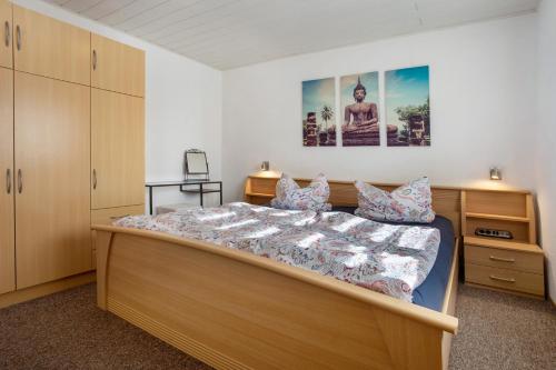 ウッカーミュンデにあるFerienbungalow Meerjungfrauのベッドルーム(大型木製ベッド1台付)