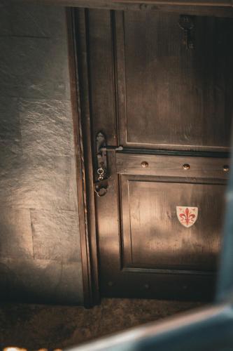 a wooden door with a sticker on it at Castillo Medieval in Viña del Mar
