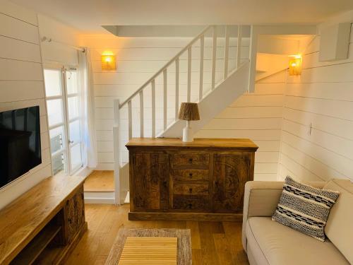 un salon avec un canapé et un escalier dans l'établissement Lovely one bedroom apartment in the old town of Antibes, à Antibes