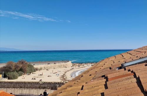 - une vue sur la plage de sable dans l'établissement Lovely one bedroom apartment in the old town of Antibes, à Antibes