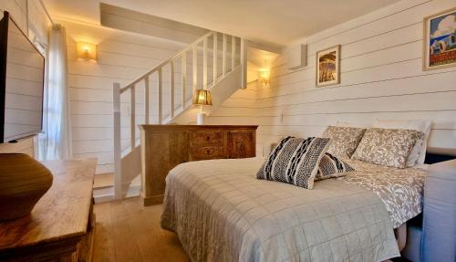 Lovely one bedroom apartment in the old town of Antibes