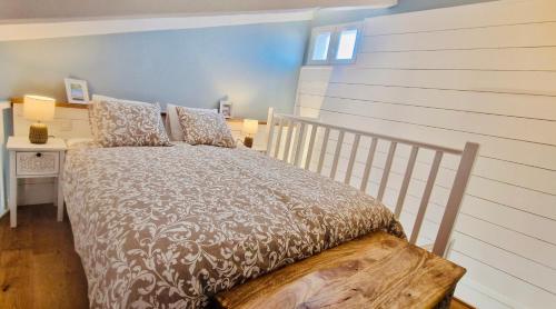 - une chambre dotée d'un lit avec un mur blanc dans l'établissement Lovely one bedroom apartment in the old town of Antibes, à Antibes