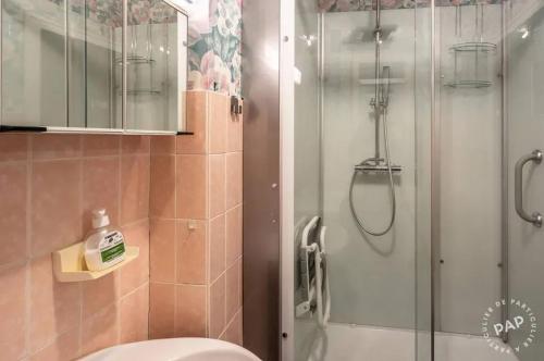 a bathroom with a shower and a toilet at Appartement avec vue sur la mer à La Baule 62 m² tout équipé in La Baule