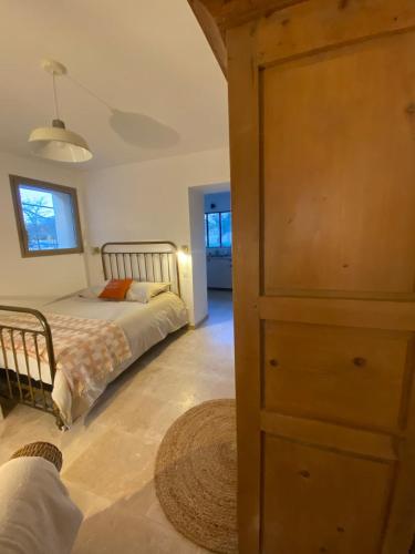 une chambre avec un lit et une commode dans l'établissement Le studio de la Bonne Aventure, à Saint-Mitre-les-Remparts