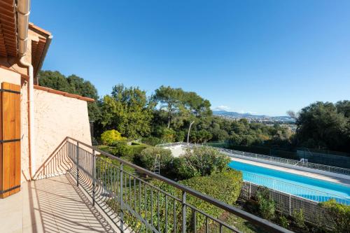 - un balcon d'une maison avec une piscine dans l'établissement Capleouna-Saint-Andrieu, à Villeneuve-Loubet